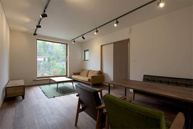 黒いソファがあるリビングイメージ写真