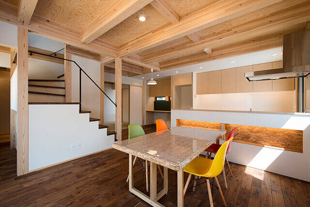 テーブルがあるキッチンイメージ写真