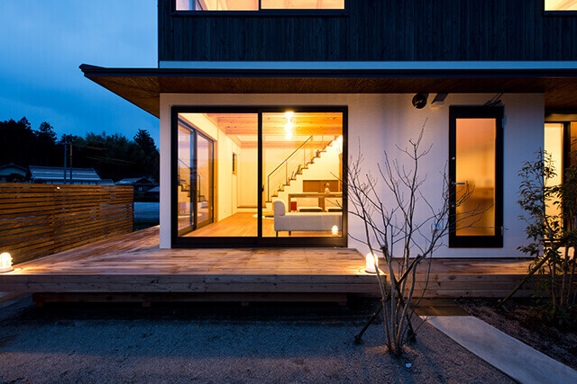 日が差すベランダイメージ写真